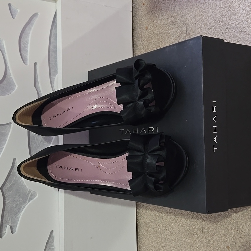TAHARI Black Heels 6